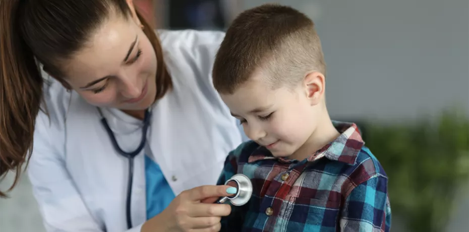 Doctor using stethescope