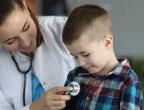 Doctor using stethescope